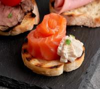 БРУСКЕТА С СЕМГОЙ И СЛИВОЧНЫМ СЫРОМ 50 Г ГАСТРОНОМИЯ