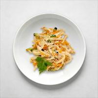 Салат из кальмаров с огурцами и кунжутом 100г