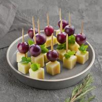 КАНАПЕ С СЫРОМ И ВИНОГРАДОМ 35Г ГАСТРОНОМИЯ