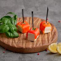 КАНАПЕ С ПЕЧЕНЫМ ПЕРЦЕМ И БРЫНЗОЙ 40 Г ГАСТРОНОМИЯ