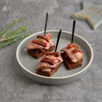 КАНАПЕ С РОСТБИФОМ И ВЯЛЕНЫМИ ТОМАТАМИ 35Г ГАСТРОНОМИЯ