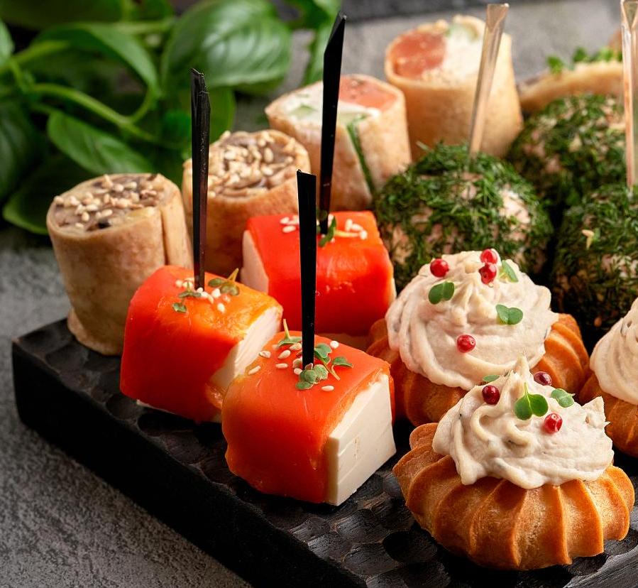 Принимаем заказы по фуршетному меню Принимаем заказы по фуршетному меню