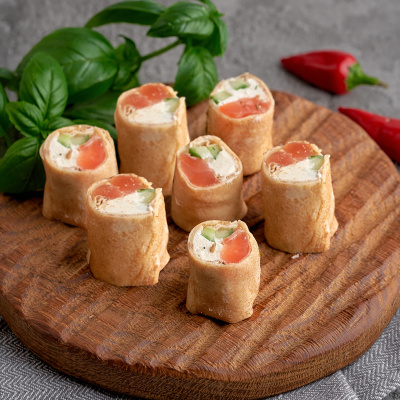 Блинный ролл с семгой и огурцом 35г