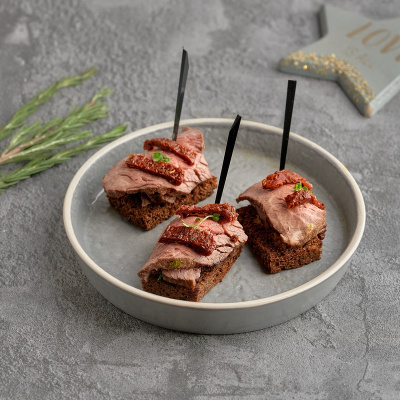 Канапе с ростбифом и вялеными томатами 35г