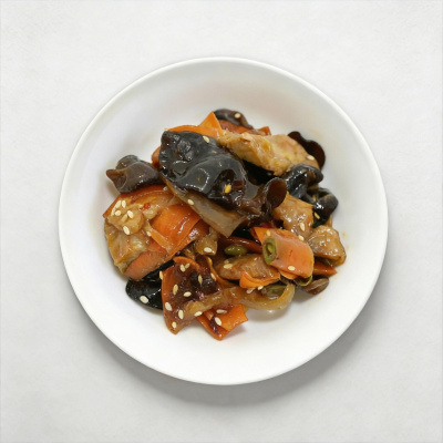 Салат из индейки с древесными грибами под устричным соусом