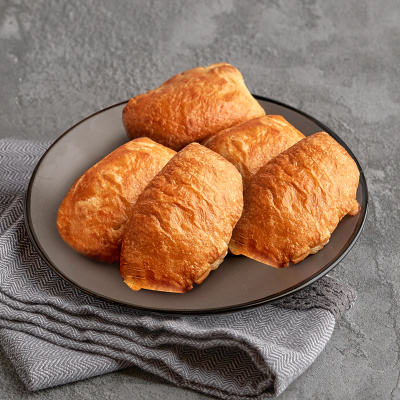 СЛОЙКА С ВЕТЧИНОЙ В СЫРНО-ЧЕСНОЧНОМ СОУСЕ 40Г