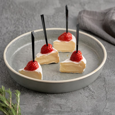 Канапе бри с клубникой 35г