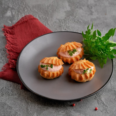 Профитроли с муссом из лосося 40г